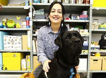 Sandra Sánchez posando con Peca en la sala de actividades de Espacio Ítaca