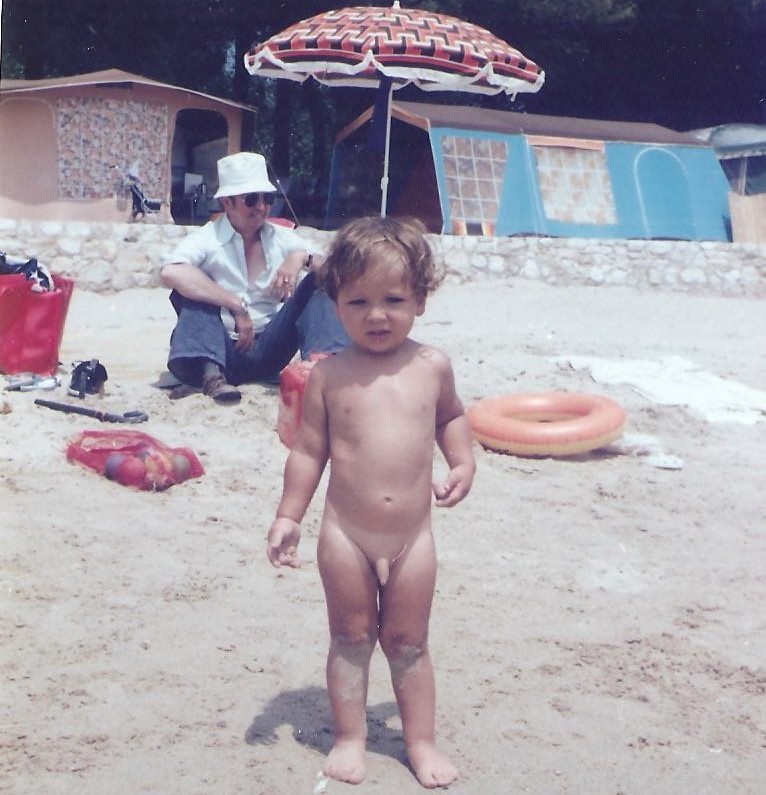 Yo, desnudo en la playa