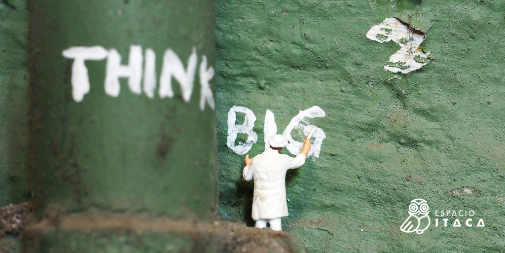 Aparece una pared y una farola verdes, en la farola se ve en blanco Think y en la pared hay una persona escribiendo Big